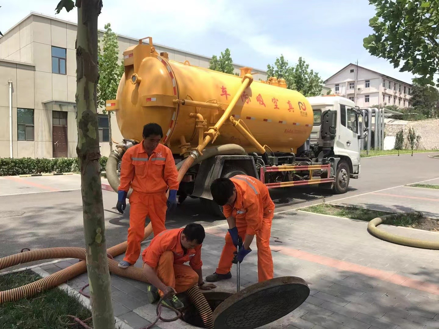 沈阳管道疏通车停在窨井附近