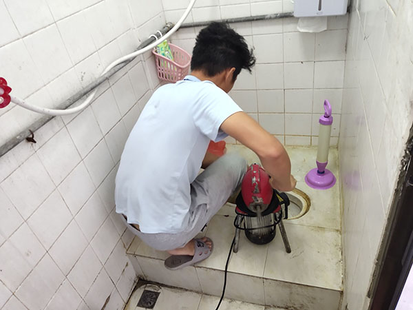 沈阳管道堵塞冒臭气 专业师傅现场解决问题