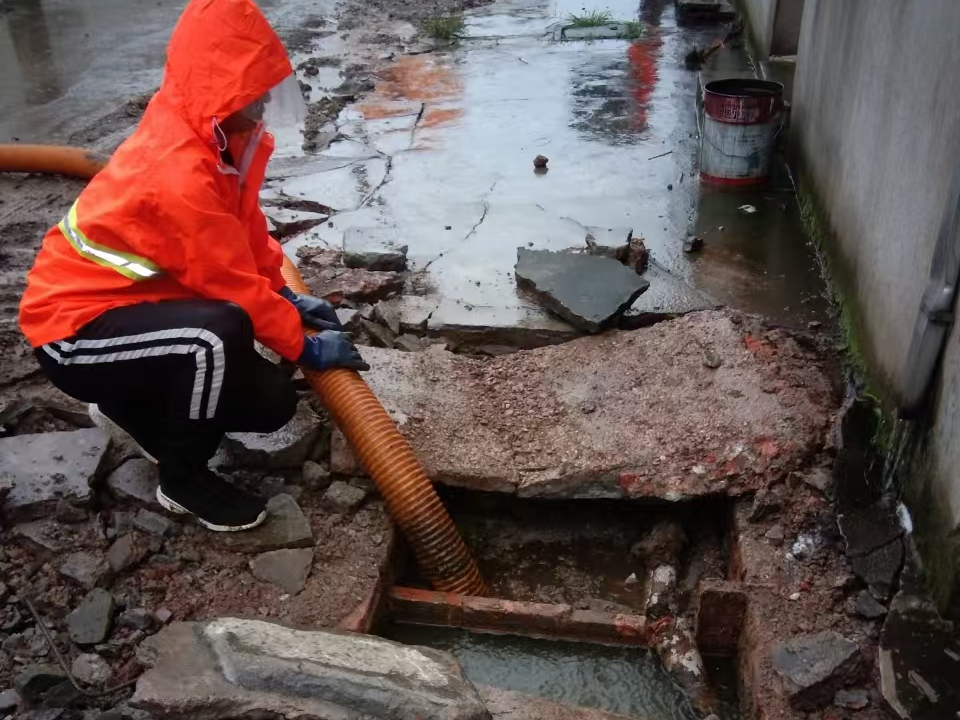 沈阳专业清理污水池 炜誉市政以规范流程守护城市 “肠道”